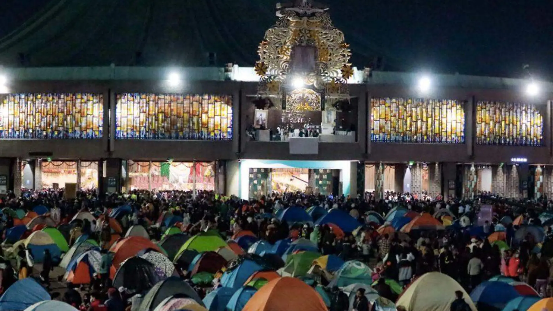 Miles de peregrinos esperan en la Basílica de Guadalupe para cantar las mañanitas a la Virgen